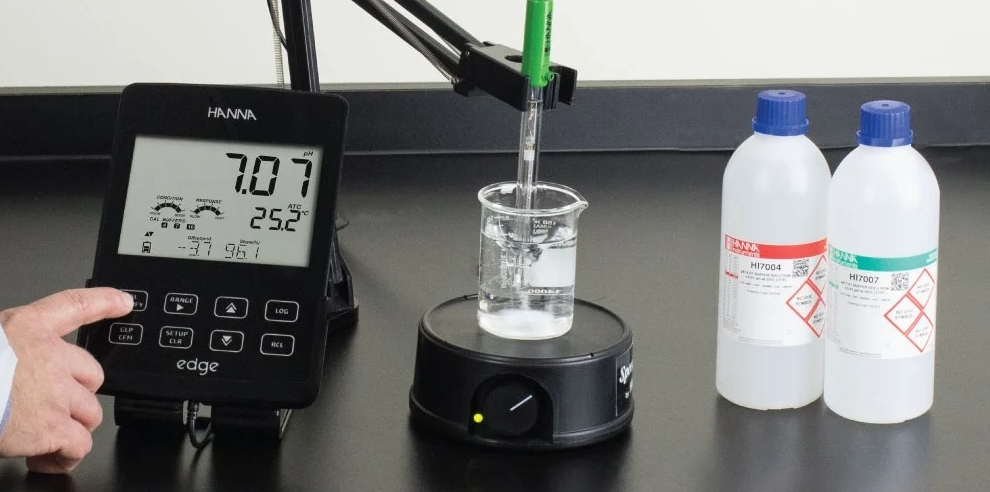 The Hanna Edge Benchtop pH Meter in pH calibration mode